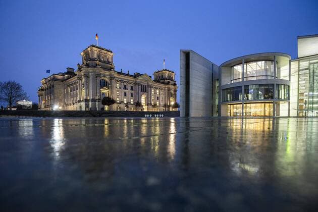 Reichstag and the Paul Loebe Haus in the government district in Berlin, 13 01 2021 Berlin Germany Copyright: xFlorianxGaertner photothek.dex