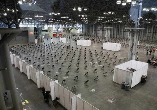 Bilder des Jahres 2021, News 01 Januar News Themen der Woche KW02 News Bilder des Tages Empty chairs serve as a recovery area for patients who have just received the COVID-19 vaccination at the Jacob K. Javits Convention Center in New York City on Wednesday, January 13, 2021. The Javits Convention Center which served as a massive field hospital last spring when New York City was the epicenter of the pandemic, now will serve as a huge vaccine distribution center.  NYP20210113110 JohnxAngelillo