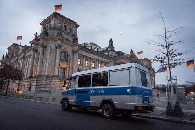 Berlin, police in front of the Bundestag Germany, Berlin 13 01 2021 The picture shows a police car of the Berlin police in front of the Reichstag building Berlin Berlin Germany