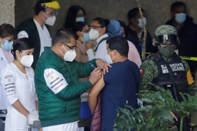 Health personnel receive the dose of the COVID-19 vaccine at the Hospital of the Mexican Institute of Social Security (IMSS), in the state of Puebla, Mexico, 13 January 2020. The Mexican government injected hope from north to south by starting the vaccination against covid-19 in health personnel in the country s 32 states on Wednesday after receiving the shipment of almost 440,000 doses of the drug from Pfizer and BioNTech. EFE Hilda Ríos Mexico injects hope by starting vaccination in all its states !ACHTUNG: NUR REDAKTIONELLE NUTZUNG!  Copyright: xHildaxRíosx MEX3333 20210113-637461731476996200