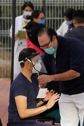 Health personnel receive the dose of the vaccine against COVID-19, at the General Hospital in the city of Guadalajara in the state of Jalisco, Mexico, 13 January 2020. The Mexican government injected hope from north to south by starting the vaccination against covid-19 in health personnel in the country s 32 states on Wednesday after receiving the shipment of almost 440,000 doses of the drug from Pfizer and BioNTech. Mexico injects hope by starting vaccination in all its states !ACHTUNG: NUR REDAKTIONELLE NUTZUNG!  Copyright: xFranciscoxGuascox MEX3327 20210113-637461732717785398