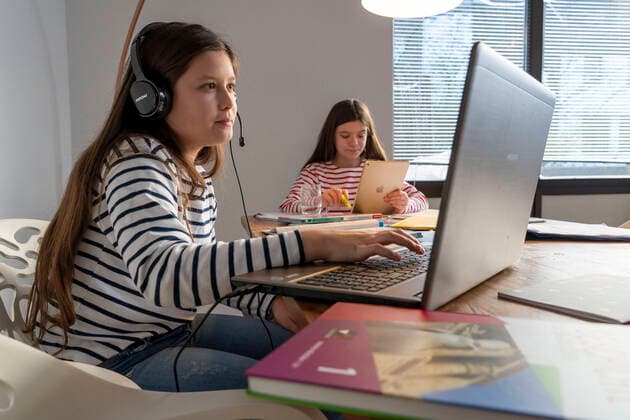 Homeschooling, während des Lockdowns im Januar 2021, Kinder lernen zuhause für die Schule, ein Mädchen im Videounterricht, Videochat, mit hier Klasse, ein Mädchen lernt mit einem Tablet Computer, Schulschliessungen, Distanzunterricht, Auswirkungen der Coronakrise in Deutschland, Homeschooling *** Homeschooling, during the January 2021 lockdown, kids learning at home for school, a girl in video class, video chat, with here class, a girl learning with a tablet computer, school closings, distance learning, effects of the corona crisis in Germany, homeschooling