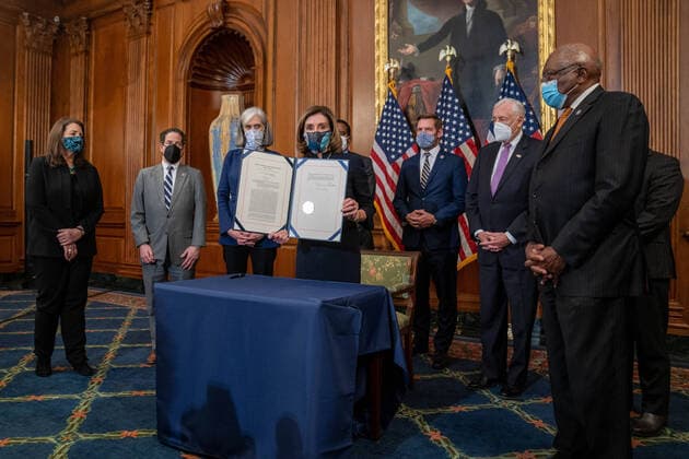 Bilder des Jahres 2021, News 01 Januar News Themen der Woche KW02 News Bilder des Tages Speaker of the House Nancy Pelosi, D-CA., signs the article of impeachment during an engrossment ceremony at the U.S. Capitol in Washington, DC on Wednesday, January 13, 2021. Pelosi is flanked by United States House Majority Leader Steny Hoyer D-MD, U.S. House Majority Whip James Clyburn D-SC, Assistant speaker U.S. Rep. Katherine Clark, D-MA, and other impeachment managers.  WAP20210113545 KenxCedeno