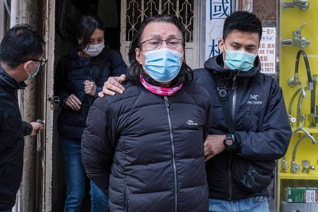 Bilder des Jahres 2021, News 01 Januar News Themen der Woche KW02 News Bilder des Tages Hongkong, Politiker der Demokratischen Partei Daniel Wong Kwok-tung verhaftet January 14, 2021, Hong Kong, China: District Councillor and lawyer Daniel Wong Kwok-tung is escorted by police officers as he leaves his office. Wong was reportedly arrested by national security police officers for aiding twelve Hong Kong protesters in their bid to escape to Taiwan last August. Hong Kong China - ZUMAs197 20210114_zaa_s197_001 Copyright: xIsaacxWongx