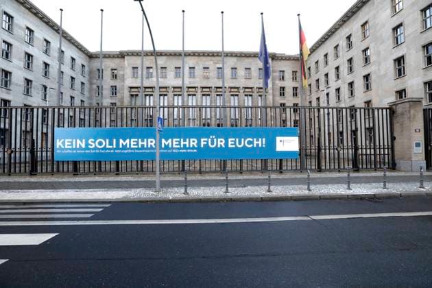 Aussenaufnahme des Bundesfinanzministeriums mit dem Schriftzug - kein Soli mehr, mehr fuer Euch, DEU, Berlin, 14.01.2021 *** Exterior photo of the Federal Ministry of Finance with the slogan no more Soli, more for you, DEU, Berlin, 14 01 2021