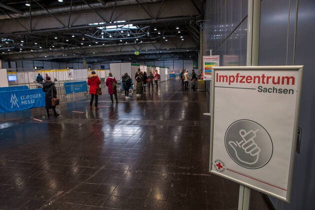 Pressetermin im Impfzentrum Leipzig. Hintergrund: Seit Jahresanfang ist das mobile Impfteam in Leipzig unterwegs, um Bewohnerinnen und Bewohner sowie Pflegepersonal in den rund 100 Alten- und Pflegeheimen der Stadt gegen COVID-19 zu impfen. In einem nächsten Schritt hat heute, am 11. Januar, das Impfzentrum auf der Neuen Messe Leipzig seine Arbeit aufgenommen. Zunächst werden dort Angehörige prioritär zu impfender Berufsgruppen mittels GruppenÂ­terminen geimpft, wie z.B. Mitarbeiter von Rettungsdiensten und ambulanten Pflegediensten. Ab Donnerstag, 14.01.2021, erhalten zusätzlich die ersten Leipziger ihre Coronaschutz-Impfung. *** Press date in the inoculation center Leipzig background Since beginning of the yearly is the mobile inocu
