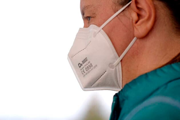 14 01 2021, MODELRELEASED Topic FFP2 masks mandatory in Bavaria from Monday in public transport and retail A woman wears a certified FFP 2 mask 14 01 2021, FFP2 masks mandatory in Bavaria 14 01 2021, FFP2 masks mandatory in Bavaria