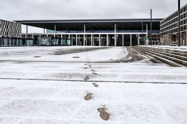 BER Airport Schoenefeld, DEU, 14 01 2021 Apart from a track in fresh snow, theres not much happening at the new BER airport Passenger numbers remained low in December Worldwide contact restrictions limit air traffic to ten percent of the same month last year Schoenefeld Brandenburg Germany