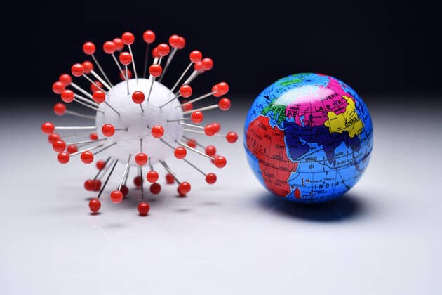Coronavirus model and globe, global pandemic and pandemic control ** NUR FUER REDAKTIONELLE ZWECKE ** EDITORIAL USE ONLY **