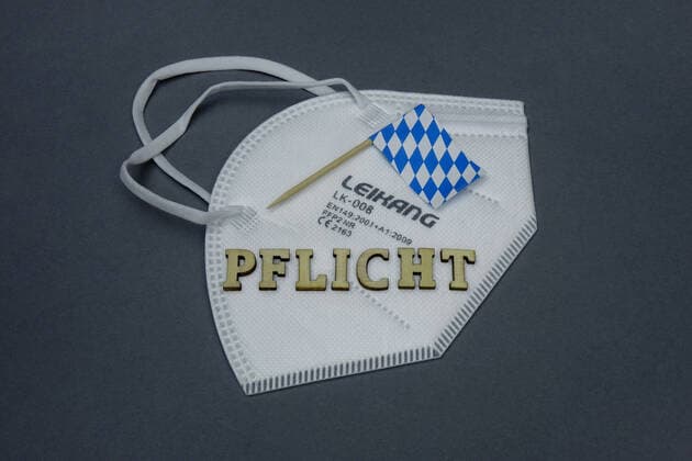 Germany flag with FFP2 mask and little flag Germany flag with FFP2 mask and little flag, 14 01 2021, Borkwalde, Brandenburg, On a FFP 2 mask lies a little flag of Bavaria