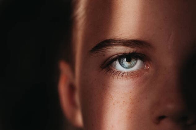 Creative Highlights Symbolbilder Close up of child s blue eye with black background in beam of light Massapequa, NY, United States CR_ERBU210114-609397-01 ,model released, Symbolfoto