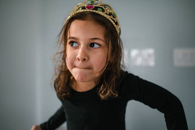 Creative Highlights Symbolbilder Little girl wearing tiara with mischievous expression Washington, DC, United States CR_KEBE210114A-611483-01 ,model released, Symbolfoto