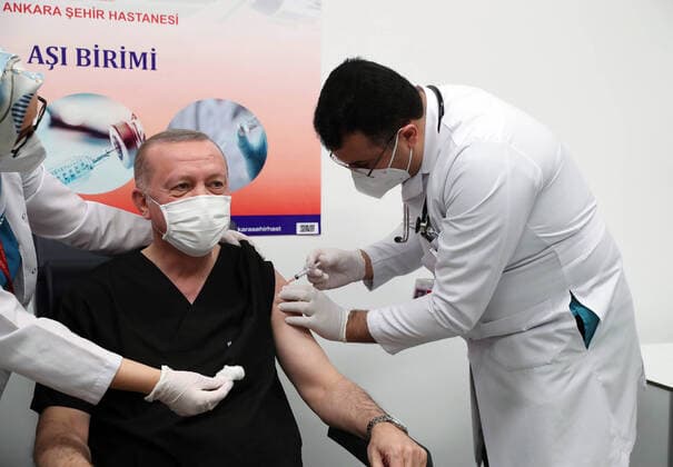Bilder des Jahres 2021, News 01 Januar News Themen der Woche KW02 News Bilder des Tages (210114) -- ANKARA, Jan. 14, 2021 () -- Turkish President Recep Tayyip Erdogan (C) receives a dose of COVID-19 vaccine at a hospital in Ankara, Turkey, on Jan. 14, 2021. Erdogan on Thursday received his first dose of vaccine as Turkey has started mass vaccination against COVID-19. () TURKEY-ANKARA-PRESIDENT-COVID-19 VACCINE Xinhua 