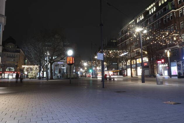 Hamburg theme photo Corona, Lockdown, Hamburg, 14 01 2021 The evening illuminated, deserted inner city of Hamburg around the Europapassage, theme photo Corona, Lockdown, Hamburg Copyright: xAugstx xEibner-Pressefotox EP_jat