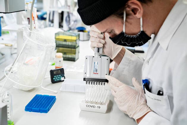 Researchers at Aalborg University are working on analyzing all positive Danish corona samples for the English virus variant cluster B 1 1 7, Friday 15 January 2021 It takes place at the Department of Chemistry and Life Sciences under the leadership of Professor Mads Albertsen and the results are sent daily to the Statens Serum Institut Here you can t  Copyright: HenningxBagger HenningxBaggerx COP103 spdk20210115-114107-L