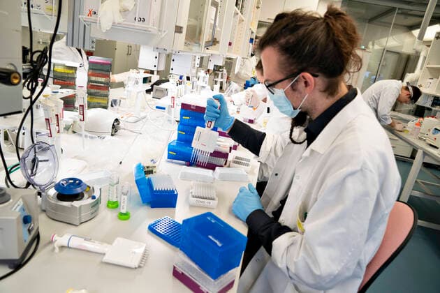 Researchers at Aalborg University are working on analyzing all positive Danish corona samples for the English virus variant cluster B 1 1 7, Friday 15 January 2021 It takes place at the Department of Chemistry and Life Sciences under the leadership of Professor Mads Albertsen and the results are sent daily to the Statens Serum Institut Here you can t  Copyright: HenningxBagger HenningxBaggerx COP103 spdk20210115-122105-L