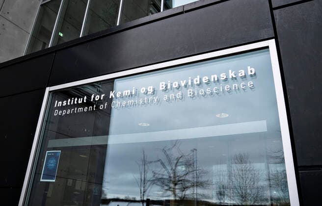 Researchers at Aalborg University are working on analyzing all positive Danish corona samples for the English virus variant cluster B 1 1 7, Friday 15 January 2021 It takes place at the Department of Chemistry and Life Sciences under the leadership of Professor Mads Albertsen and the results are sent daily to the Statens Serum Institut Here you can t  Copyright: HenningxBagger HenningxBaggerx COP103 spdk20210115-122830-L
