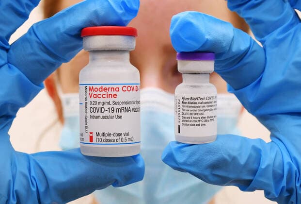 Tuebingen 15.01.2021 Themenbild: Der mRNA- COVID-19 Impfstoff von Biontech Pfizer (re) und Moderna (li) im Lager des Universitaetsklinikum in Tuebingen fuer das Kreisimpfzentrum (KIZ) und Zentralen Impfzentrum (ZIZ) in der Paul Horn Arena *** Tuebingen 15 01 2021 Theme picture The mRNA COVID 19 vaccine from Biontech Pfizer re and Moderna li in the warehouse of the University Hospital in Tuebingen for the District Vaccination Centre KIZ and Central Vaccination Centre ZIZ in the Paul Horn Arena ulmer