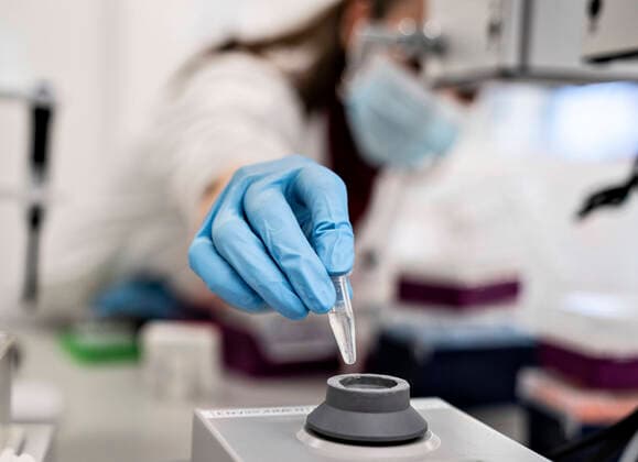 Researchers at Aalborg University are working on analyzing all positive Danish corona samples for the English virus variant cluster B 1 1 7, Friday 15 January 2021 It takes place at the Department of Chemistry and Life Sciences under the leadership of Professor Mads Albertsen and the results are sent daily to the Statens Serum Institut Here you can t  Copyright: HenningxBagger HenningxBaggerx COP103 spdk20210115-130641-L