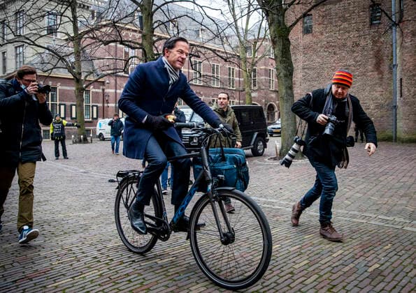 Bilder des Jahres 2021, News 01 Januar News Themen der Woche KW02 News Bilder des Tages Dutch Prime Minister Mark Rutte arrives at his bike before the Council of Ministers at the Binnenhof, The Netherlands, January 15, 2021. The ministers meet to discuss the political consequences of the benefits affair. ANP REMKO DE WAAL *** Dutch Prime Minister Mark Rutte arrives at his bike before the Council of Ministers at the Binnenhof, The Netherlands, January 15, 2021 The ministers meet to discuss the political consequences of the benefits affair ANP REMKO DE WAAL  Copyright: xHollandsexHoogtex xxANPx x427116594x