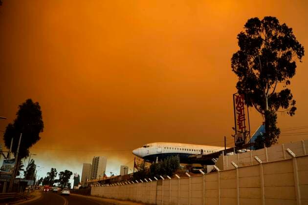 Bilder des Jahres 2021, News 01 Januar News Themen der Woche KW02 News Bilder des Tages Vina del Mar, 15 de enero de 2021. Un incendio que se desarrolla en las inmediaciones del lago Penuelas prolonga una columna de humo sobre esta ciudad. En la foto brigadistas de Conaf. Andres Pina Aton Chile, Quilpue Chile Aton_480336 *** Vina del Mar, January 15, 2021 A fire that develops in the vicinity of Lake Penuelas prolongs a column of smoke over this city In the photo brigadistas of Conaf Andres Pina Aton Chile, Quilpue Chile Aton 480336  Copyright: ANDRESxPINA ATONxCHILE