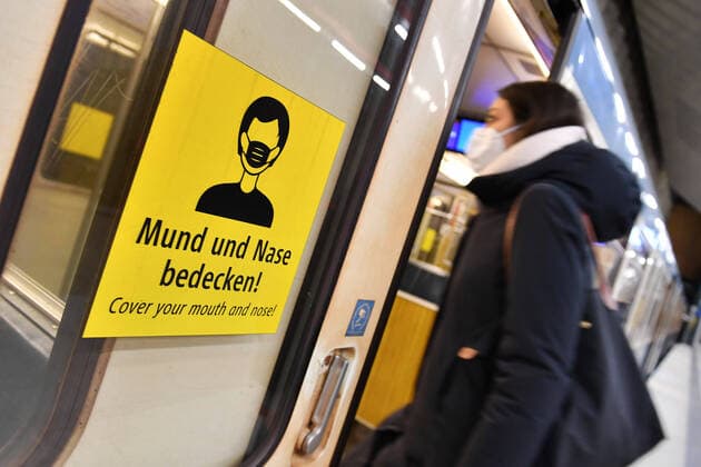 Introduction FFP2 mask obligation in the local public transport Young woman climbs into a carriage, train of the MVG with FFP2 mouth guard, mask U Bahn Munich on 15 01 2021 OEPNV, local public transport, MVG, Metro MODEL RELEASED
