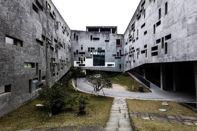 Architektur von Wang Shu New Academy of Art in Hangzhou, This building, located in Hangzhou - China, mixes traditional chinese architecture with a contemporary way of rethinking these ancient ideas.  Copyright: xFinbarrxFallonx