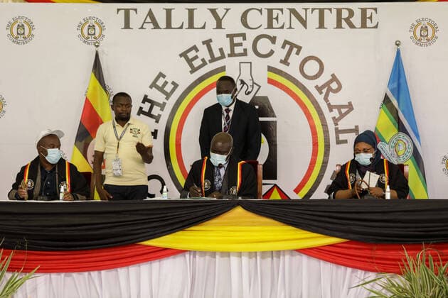 Bilder des Jahres 2021, News 01 Januar News Themen der Woche KW02 News Bilder des Tages (210115) -- KAMPALA, Jan. 15, 2021 -- Justice Simon Byabakama (C, Front), chairperson of the Electoral Commission, signs forms after communicating provisional results of presidential polls at the national tally center in Kampala, Uganda, on Jan. 15, 2021. Uganda s incumbent President Yoweri Museveni on Friday maintained the lead in the Thursday s polls, pitting him prominent pop star, according the provisional results released by Electoral Commission (EC) here. (Photo by Xinhua) UGANDA-KAMPALA-PRESIDENTIAL POLLS-PROVISIONAL RESULTS HajarahxNalwadda 