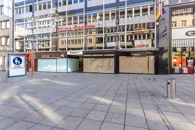 Retail suffers from the Corona Pandemic In the lockdown, shops and stores are closed, only a few people are out and about in the pedestrian zone Königstraße 15 01 2021, Germany, Baden Württemberg, Stuttgart