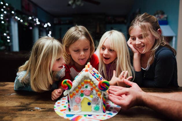 Children building a gingerbread house Windsor, ON, Canada CR_JEOH210115A-617393-01 ,model released, Symbolfoto