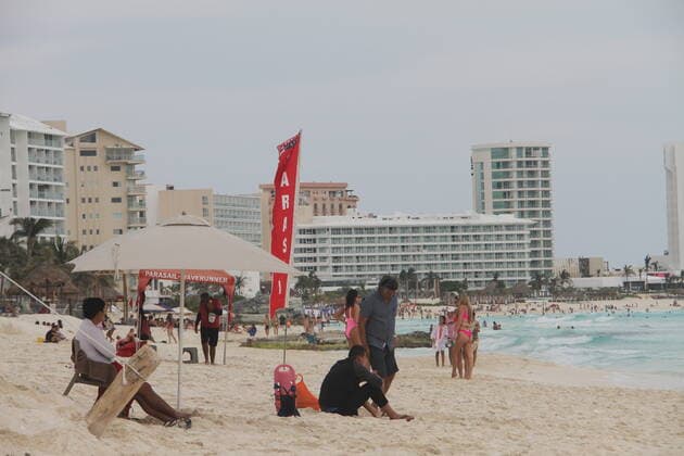 Movement of People at Chacmool Beach in Cancun amid COVID-19. (INT) Movement of People at Chacmool Beach in Cancun amid COVID-19. January 15, 2021, Cancun, Mexico: People having fun at Chacmool beach in Cancun despite COVID-19 pandemic. People are seen playing volley, practicing sports, dancing and enjoying the hot weather and mostly without using masks . Credit: Niyi Fote Thenews2. Movement of People at Chacmool Beach in Cancun amid COVID-19.  Copyright: xNiyixFotex