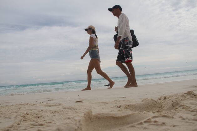 Movement of People at Chacmool Beach in Cancun amid COVID-19. January 15, 2021, Cancun, Mexico: People having fun at Chacmool beach in Cancun despite COVID-19 pandemic. People are seen playing volley, practicing sports, dancing and enjoying the hot weather and mostly without using masks . Credit: Niyi Fote Thenews2. Movement of People at Chacmool Beach in Cancun amid COVID-19. Copyright: xNiyixFotex