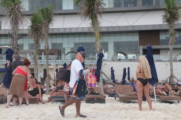 Movement of People at Chacmool Beach in Cancun amid COVID-19. (INT) Movement of People at Chacmool Beach in Cancun amid COVID-19. January 15, 2021, Cancun, Mexico: People having fun at Chacmool beach in Cancun despite COVID-19 pandemic. People are seen playing volley, practicing sports, dancing and enjoying the hot weather and mostly without using masks . Credit: Niyi Fote Thenews2. Movement of People at Chacmool Beach in Cancun amid COVID-19. Copyright: xNiyixFotex