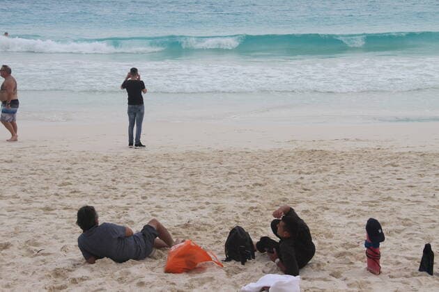 Movement of People at Chacmool Beach in Cancun amid COVID-19. January 15, 2021, Cancun, Mexico: People having fun at Chacmool beach in Cancun despite COVID-19 pandemic. People are seen playing volley, practicing sports, dancing and enjoying the hot weather and mostly without using masks . Credit: Niyi Fote Thenews2. Movement of People at Chacmool Beach in Cancun amid COVID-19. Copyright: xNiyixFotex