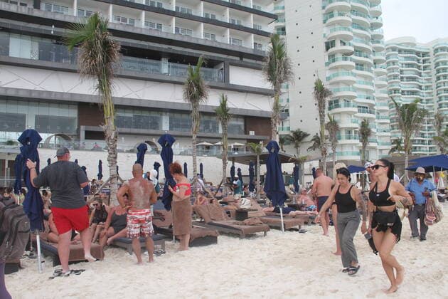 Movement of People at Chacmool Beach in Cancun amid COVID-19. (INT) Movement of People at Chacmool Beach in Cancun amid COVID-19. January 15, 2021, Cancun, Mexico: People having fun at Chacmool beach in Cancun despite COVID-19 pandemic. People are seen playing volley, practicing sports, dancing and enjoying the hot weather and mostly without using masks . Credit: Niyi Fote Thenews2. Movement of People at Chacmool Beach in Cancun amid COVID-19.  Copyright: xNiyixFotex
