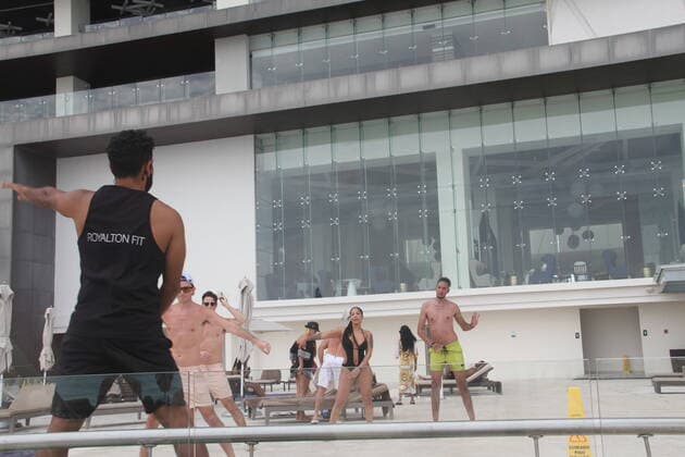 Movement of People at Chacmool Beach in Cancun amid COVID-19. January 15, 2021, Cancun, Mexico: People having fun at Chacmool beach in Cancun despite COVID-19 pandemic. People are seen playing volley, practicing sports, dancing and enjoying the hot weather and mostly without using masks . Credit: Niyi Fote Thenews2. Movement of People at Chacmool Beach in Cancun amid COVID-19. Copyright: xNiyixFotex