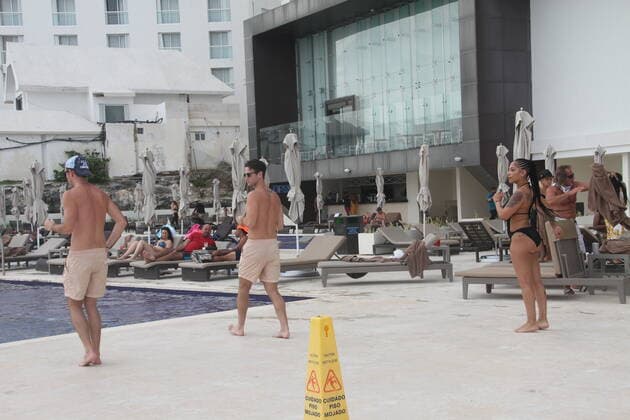 Movement of People at Chacmool Beach in Cancun amid COVID-19. (INT) Movement of People at Chacmool Beach in Cancun amid COVID-19. January 15, 2021, Cancun, Mexico: People having fun at Chacmool beach in Cancun despite COVID-19 pandemic. People are seen playing volley, practicing sports, dancing and enjoying the hot weather and mostly without using masks . Credit: Niyi Fote Thenews2. Movement of People at Chacmool Beach in Cancun amid COVID-19. Copyright: xNiyixFotex