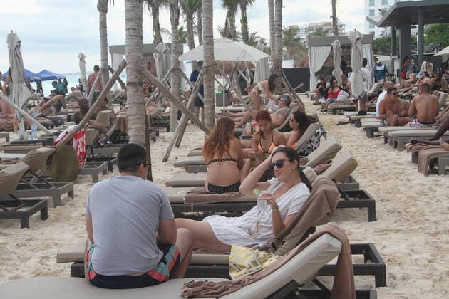 Movement of People at Chacmool Beach in Cancun amid COVID-19. (INT) Movement of People at Chacmool Beach in Cancun amid COVID-19. January 15, 2021, Cancun, Mexico: People having fun at Chacmool beach in Cancun despite COVID-19 pandemic. People are seen playing volley, practicing sports, dancing and enjoying the hot weather and mostly without using masks . Credit: Niyi Fote Thenews2. Movement of People at Chacmool Beach in Cancun amid COVID-19. Copyright: xNiyixFotex
