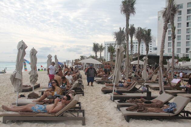 Movement of People at Chacmool Beach in Cancun amid COVID-19. (INT) Movement of People at Chacmool Beach in Cancun amid COVID-19. January 15, 2021, Cancun, Mexico: People having fun at Chacmool beach in Cancun despite COVID-19 pandemic. People are seen playing volley, practicing sports, dancing and enjoying the hot weather and mostly without using masks . Credit: Niyi Fote Thenews2. Movement of People at Chacmool Beach in Cancun amid COVID-19.  Copyright: xNiyixFotex