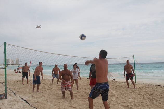 Movement of People at Chacmool Beach in Cancun amid COVID-19. January 15, 2021, Cancun, Mexico: People having fun at Chacmool beach in Cancun despite COVID-19 pandemic. People are seen playing volley, practicing sports, dancing and enjoying the hot weather and mostly without using masks . Credit: Niyi Fote Thenews2. Movement of People at Chacmool Beach in Cancun amid COVID-19. Copyright: xNiyixFotex