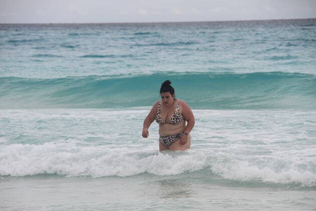 Movement of People at Chacmool Beach in Cancun amid COVID-19. (INT) Movement of People at Chacmool Beach in Cancun amid COVID-19. January 15, 2021, Cancun, Mexico: People having fun at Chacmool beach in Cancun despite COVID-19 pandemic. People are seen playing volley, practicing sports, dancing and enjoying the hot weather and mostly without using masks . Credit: Niyi Fote Thenews2. Movement of People at Chacmool Beach in Cancun amid COVID-19. Copyright: xNiyixFotex