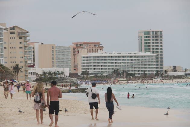 Movement of People at Chacmool Beach in Cancun amid COVID-19. (INT) Movement of People at Chacmool Beach in Cancun amid COVID-19. January 15, 2021, Cancun, Mexico: People having fun at Chacmool beach in Cancun despite COVID-19 pandemic. People are seen playing volley, practicing sports, dancing and enjoying the hot weather and mostly without using masks . Credit: Niyi Fote Thenews2. Movement of People at Chacmool Beach in Cancun amid COVID-19.  Copyright: xNiyixFotex