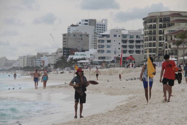 Movement of People at Chacmool Beach in Cancun amid COVID-19. January 15, 2021, Cancun, Mexico: People having fun at Chacmool beach in Cancun despite COVID-19 pandemic. People are seen playing volley, practicing sports, dancing and enjoying the hot weather and mostly without using masks . Credit: Niyi Fote Thenews2. Movement of People at Chacmool Beach in Cancun amid COVID-19. Copyright: xNiyixFotex