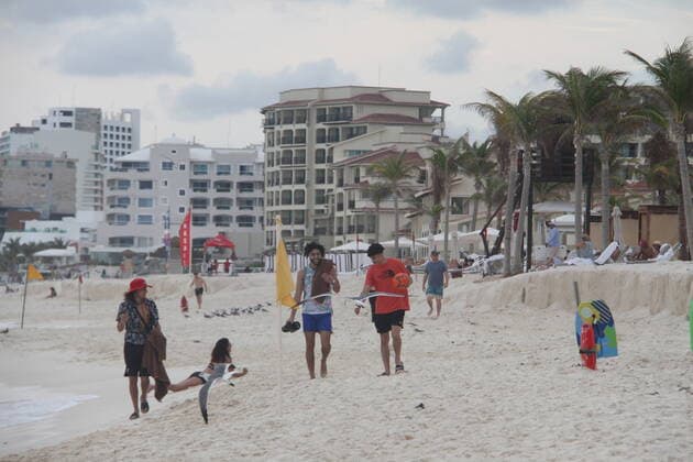 Movement of People at Chacmool Beach in Cancun amid COVID-19. (INT) Movement of People at Chacmool Beach in Cancun amid COVID-19. January 15, 2021, Cancun, Mexico: People having fun at Chacmool beach in Cancun despite COVID-19 pandemic. People are seen playing volley, practicing sports, dancing and enjoying the hot weather and mostly without using masks . Credit: Niyi Fote Thenews2. Movement of People at Chacmool Beach in Cancun amid COVID-19. Copyright: xNiyixFotex