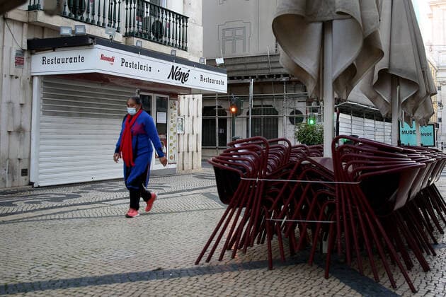 (210116) -- LISBON, Jan. 16, 2021 -- A woman wearing a face mask walks by a closed restaurant in Lisbon, Portugal, Jan. 15, 2021. Portuguese Prime Minister Ant¨®nio Costa announced on Wednesday a new period of general confinement as a measure to stem the exponential growth in COVID-19 infections in recent days. (Photo by Xinhua) PORTUGAL-LISBON-COVID-19-NEW LOCKDOWN PedroxFiuza 