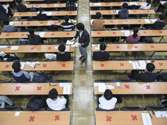 Bilder des Jahres 2021, News 01 Januar News Themen der Woche KW02 News Bilder des Tages Japan s new university entrance exams under way Students take entrance exams at the University of Tokyo on Jan. 16, 2021. Japan s new unified university entrance exams started the same day across the country with organizers taking anti-coronavirus measures. 