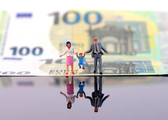 16.01.2021, Eine Familie mit Kleinkind am See. Symbolbild Finanzen 16.01.2021, Familien 16.01.2021, Familien *** 16 01 2021, A family with a small child at the lake Symbolic picture Finances 16 01 2021, Families 16 01 2021, Families