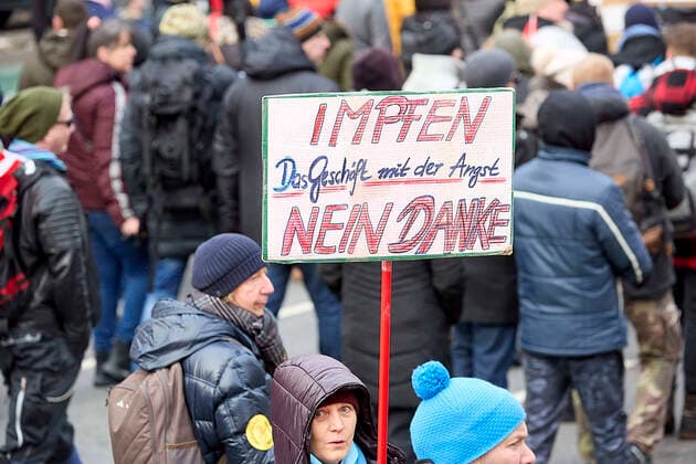 - Wien 17.01.2021 - Coronavirus Krise - Heute kam es in Wien zur bislang grössten Demonstration in Österreich gegen die Coronamaßnehmen der Regierung. Tausende Demonstranten spazierten auf dem Ring um die Innenstadt. Die Abstandsregeln sowie die Maskenpflicht wurden nicht von allen Teilnehmer beachtet. Die Polizei war mit einem Grossaufgebot im Einsatz. Es gab auch Demonstranten pro Corona-Massnahmen.. PHOTO: Antifa Demonstranten wurden auf dem Ring ivon der Polizei eingekesselt und später abgedrängt. Vienna, Austria - Coronavirus Crisis - Today the largest demonstration to date in Austria against the government s corona measures took place in Vienna. Thousands of demonstrators walked on the ring around the city center. The distance r 
