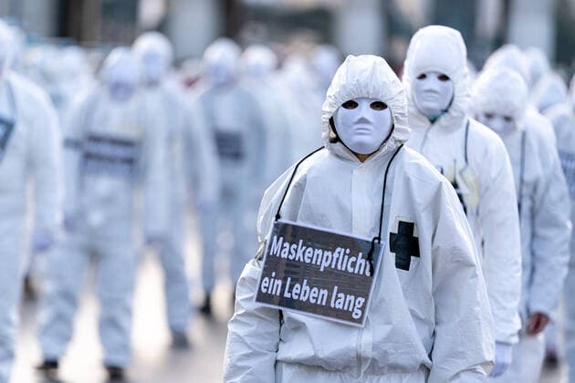 Bilder des Jahres 2021, News 01 Januar News Themen der Woche KW02 News Bilder des Tages Wien 16.01.2021, Innenstadt, Wien, AUT, Demonstrationen gegen die Corona-Massnahmen der Bundesregierung, im Bild Teilnehmer in Schutzanzuegen during demonstrations against the federal government s Corona measures in Vienna, Austria on 2021 01 16. **** ONLY GER;FRA;ITA;ESP;SUISSE;GBR **** *** Vienna 16 01 2021, city centre, Vienna, AUT, demonstrations against the federal government s Corona measures, in picture participants in protective suits during demonstrations against the federal government s Corona measures in Vienna, Austria on 2021 01 16 ONLY GER FRA ITA ESP SUISSE GBR  EP_sro