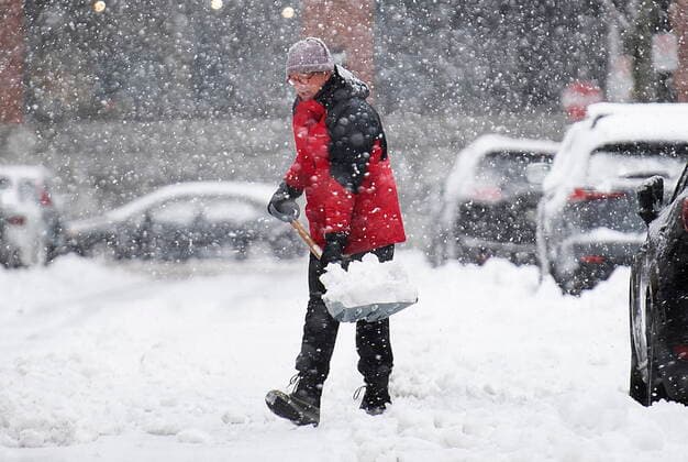 January 16, 2021, Montreal, PQ, Canada: A man clears snow from around his car during a snowstorm in Montreal on Saturday January 16, 2021. Montreal Canada  - ZUMAc35_ 20210116_zaf_c35_003 Copyright: xGrahamxHughesx